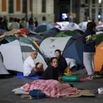 De madrugada en Sol con los acampados por la vivienda: «Somos huérfanos de la política, necesitamos algo a lo que agarrarnos»