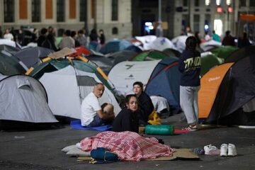 De madrugada en Sol con los acampados por la vivienda: «Somos huérfanos de la política, necesitamos algo a lo que agarrarnos»