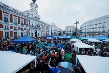Acampada en la Puerta de Sol de Madrid, en directo | Sumar advierte de que el acuerdo con el PSOE sobre el real decreto ley de vivienda sigue «muy lejos» de cerrarse