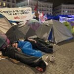 Acampada en Sol por la crisis de la vivienda, en directo |  Expectación por el real decreto de vivienda en la tercera noche de acampada en Sol