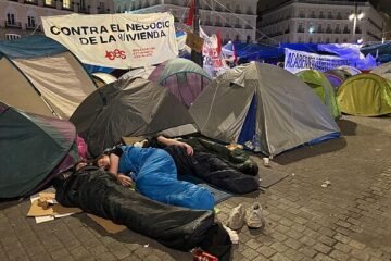 Acampada en Sol por la crisis de la vivienda, en directo |  Expectación por el real decreto de vivienda en la tercera noche de acampada en Sol