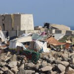 La Policía inicia el traslado de centenares de migrantes de la playa de Benítez hacia el Centro de Atención Temporal de Extranjeros de Ceuta