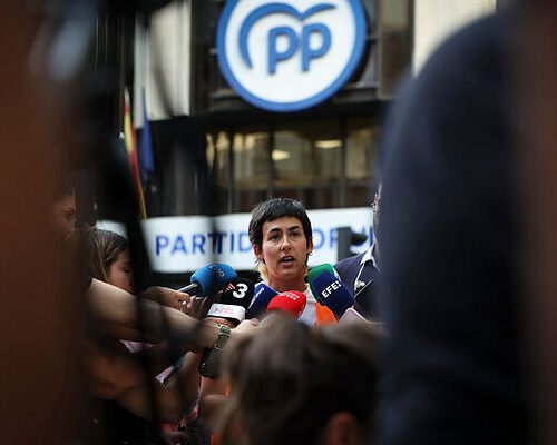 Los acampados ‘celebran’ ante la sede del PP tener a toda la izquierda a su lado y aprietan a Feijóo