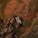 Al menos 25 muertos, la mayoría estudiantes de secundaria, tras precipitarse un autobús por un barranco en Cabo Verde