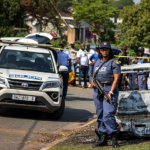 Hombres armados con AK-47 asaltan dos locales de ocio en Sudáfrica y dejan 27 fallecidos