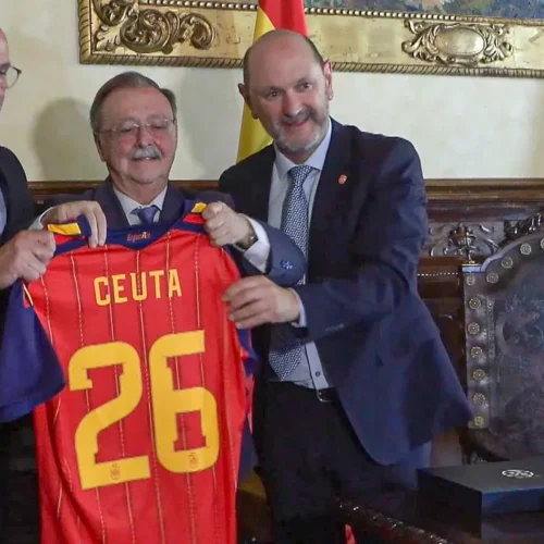Luis de la Fuente, en su visita a Ceuta: «Sois los ídolos de toda España, estamos con vosotros»