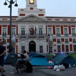 Cientos de personas duermen en Sol tras instalarse después de la manifestación de la vivienda en Madrid