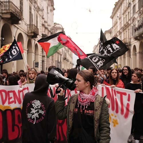 Estudiantes y trabajadores protestan en Italia bajo el blindaje policial para impedir disturbios