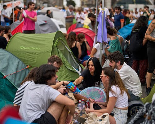 Acampada en Sol por la crisis de la vivienda, en directo | El ‘no’ de Junts tumbará los decretos del Gobierno