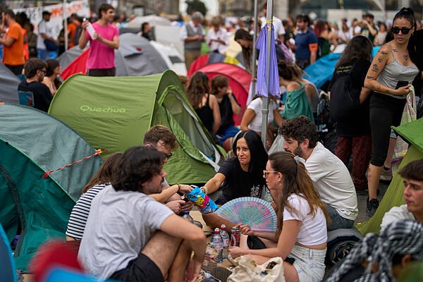 Acampada en Sol por la crisis de la vivienda, en directo | El ‘no’ de Junts tumbará los decretos del Gobierno