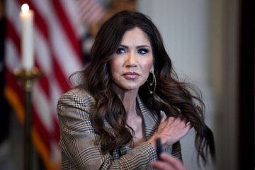 Kristi Noem, ex mano derecha de Trump en Seguridad Nacional, se divorcia del hombre de pechos postizos adicto al porno online