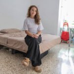 La crisis del alquiler empuja a los jóvenes a vivir en hogares sin zonas comunes: «Ninguno de los pisos que encontraba tenía salón»