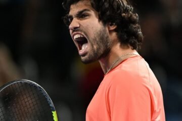 Alcaraz tumba a Munar a base de golpes y jugará en Tokio su cuarta final del año