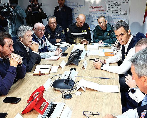 La continuidad de Puente en el Gobierno divide al PSOE mientras el ministro rechaza dimitir: «Los audios lo ponen más contra las cuerdas»