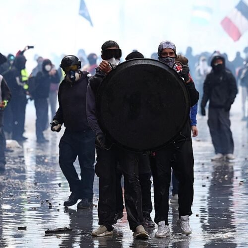 Francia impone toques de queda parciales en París y otras ciudades ante la ola de violencia urbana