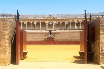 La Estrella alumbra el último paseíllo del año en Sevilla
