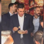 Pedro Sánchez, abucheado mientras probaba una tapa de pulpo en O Grove